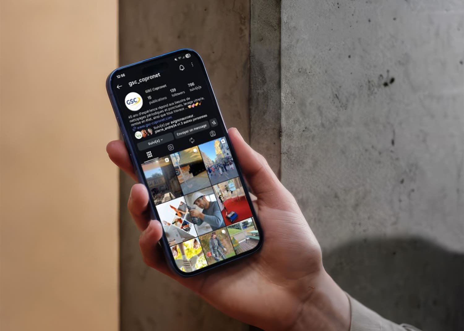 Mockup de smartphone affichant un flux Instagram professionnel présentant des travaux de branding, web design et social media pour l'agence Com'Innov.