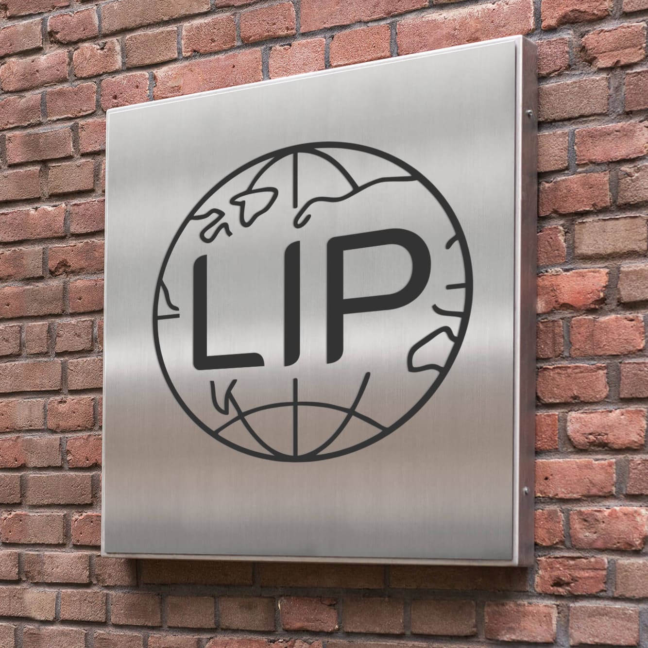 Mockup premium d'une plaque de signalétique en métal brossé à l'entrée d'un bâtiment, arborant le nouveau logo minimaliste de LIP réalisé par Com'Innov.