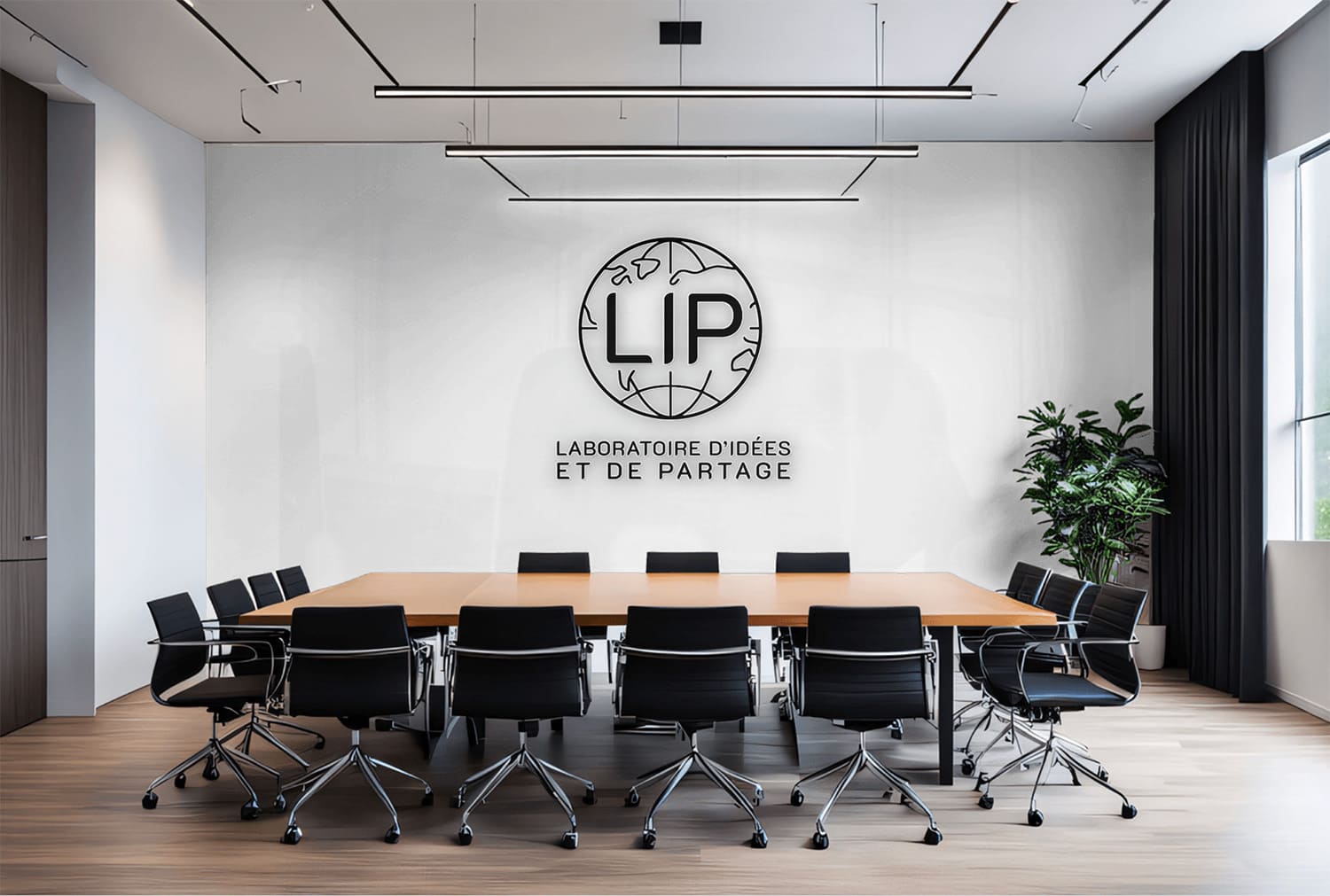 Intégration de l'identité visuelle complète de LIP (logo et intitulé) sur un mur d'accent au-dessus d'une table de réunion, montrant la cohérence de marque dans un environnement professionnel.