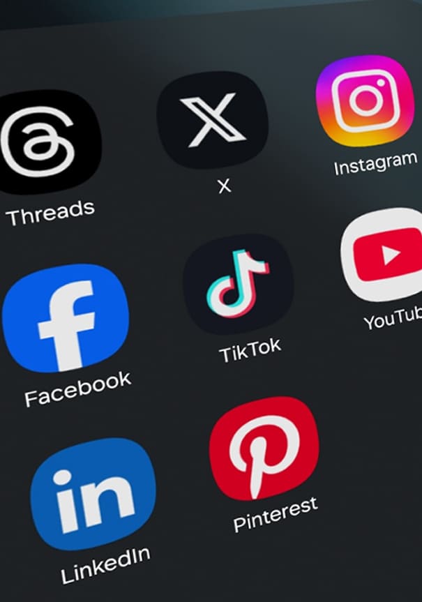 Écran de smartphone affichant des icônes d’applications comme Instagram, TikTok, YouTube et Facebook, illustrant l’usage des réseaux sociaux pour une PME.
