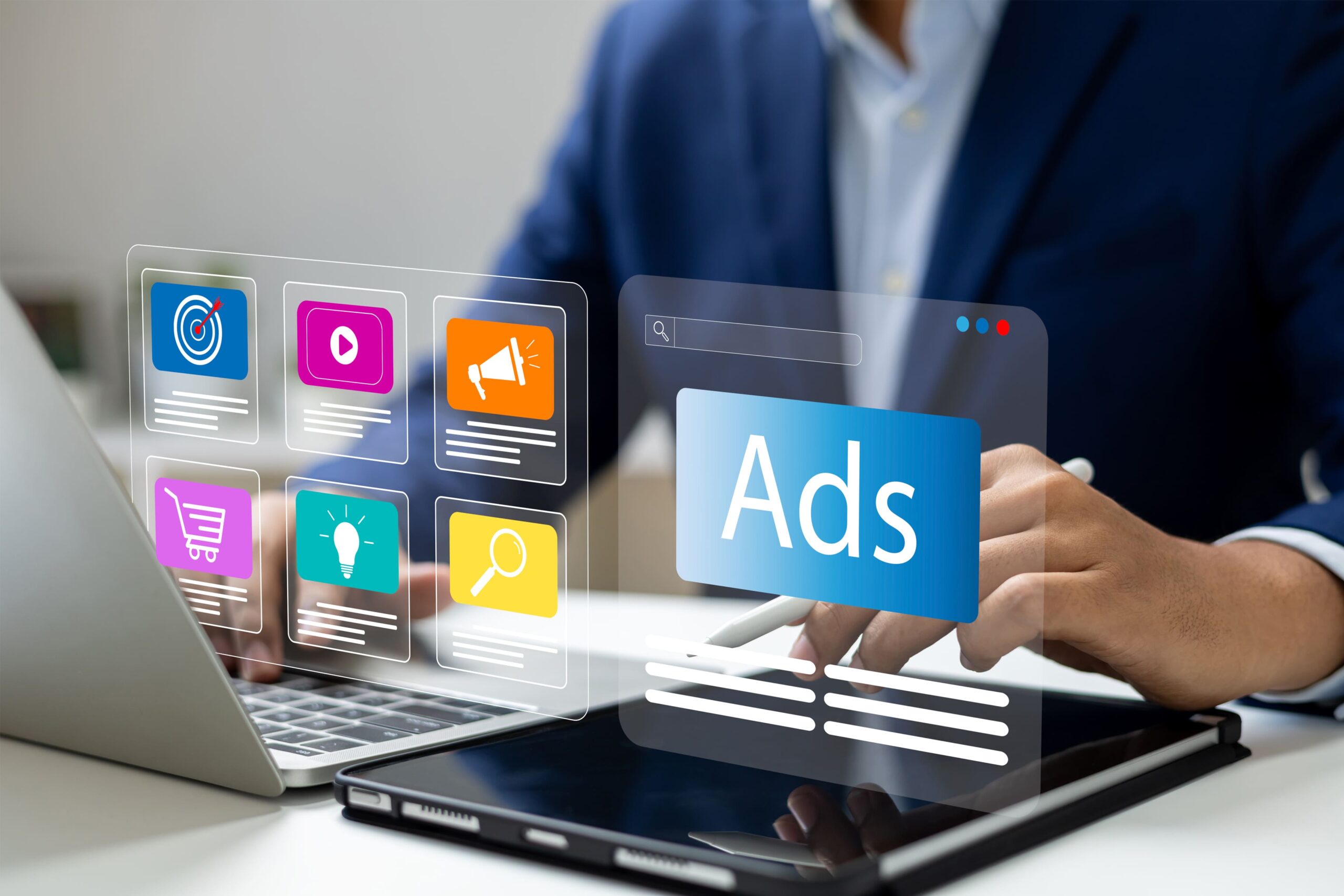 Professionnel utilisant une tablette avec des icônes holographiques d’annonces (Ads), illustrant les services d’une agence de communication à Avignon pour la gestion de publicités digitales.